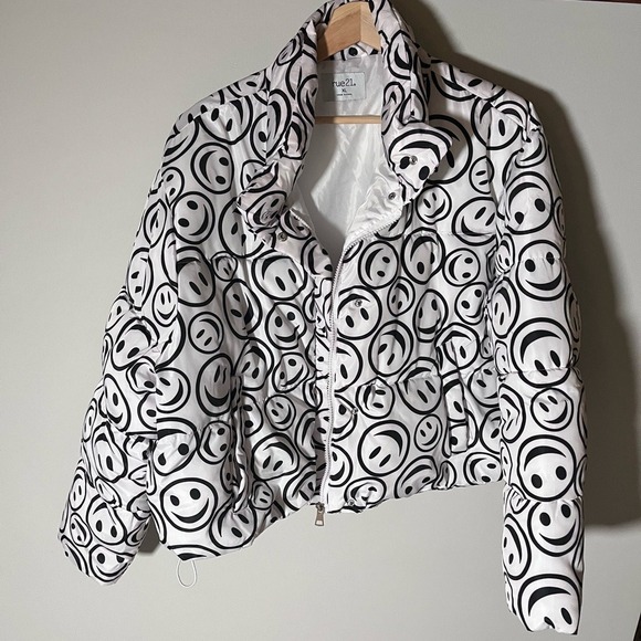 Rue21 Jackets & Blazers - Rue21 Black & White Smiley Face Bubble Puffer Jacket